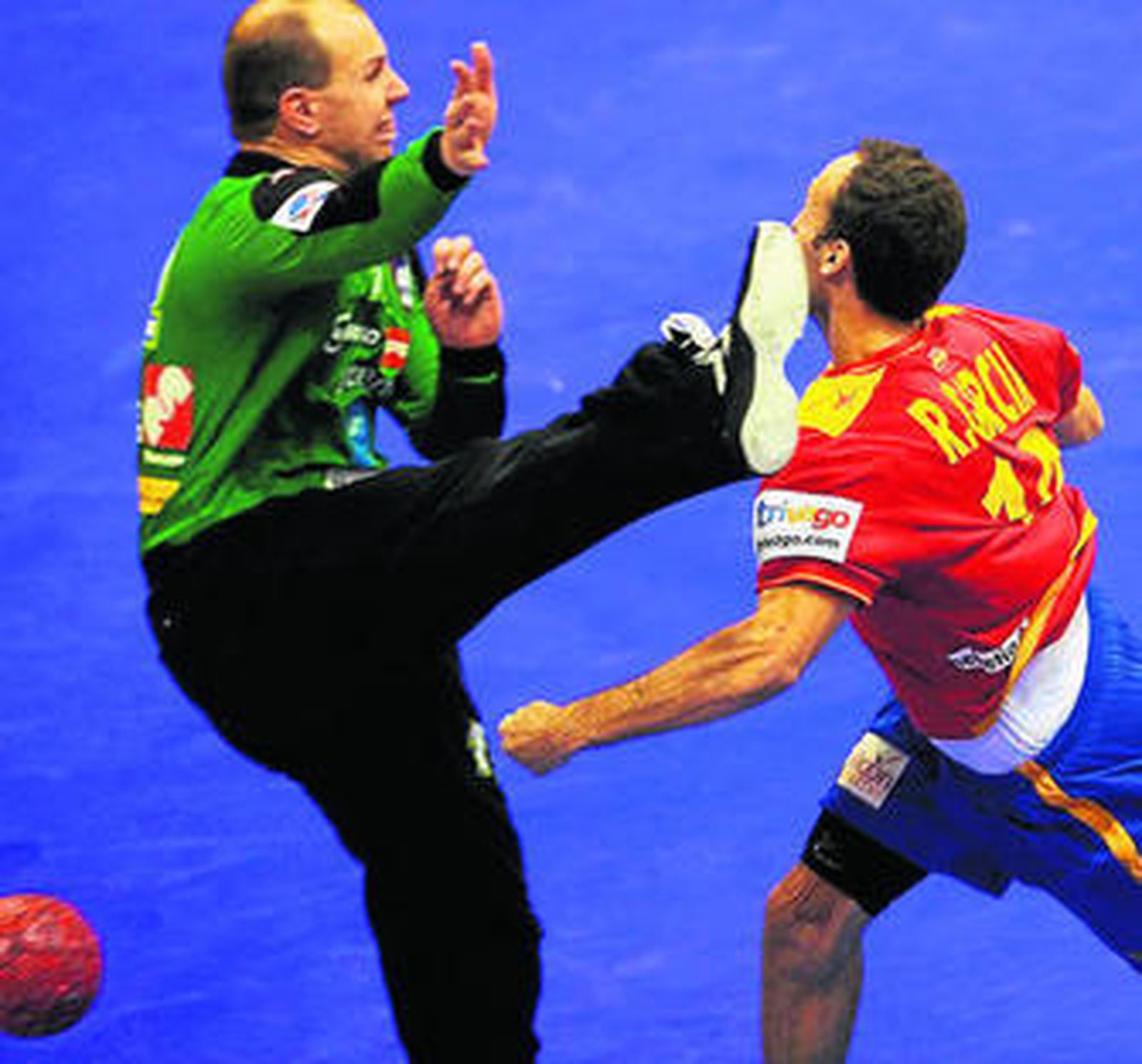 García Parrondo marca ante el esfuerzo inútil de Skof.