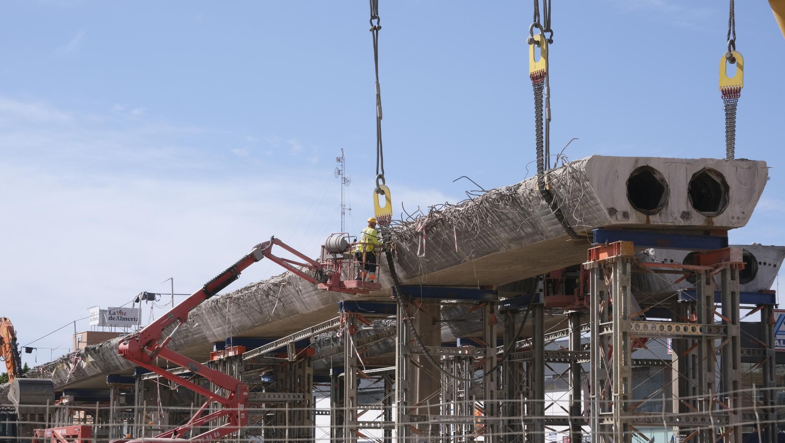 El Puente de la Avenida del Mediterráneo en su última fase de desmantelamiento, en imágenes