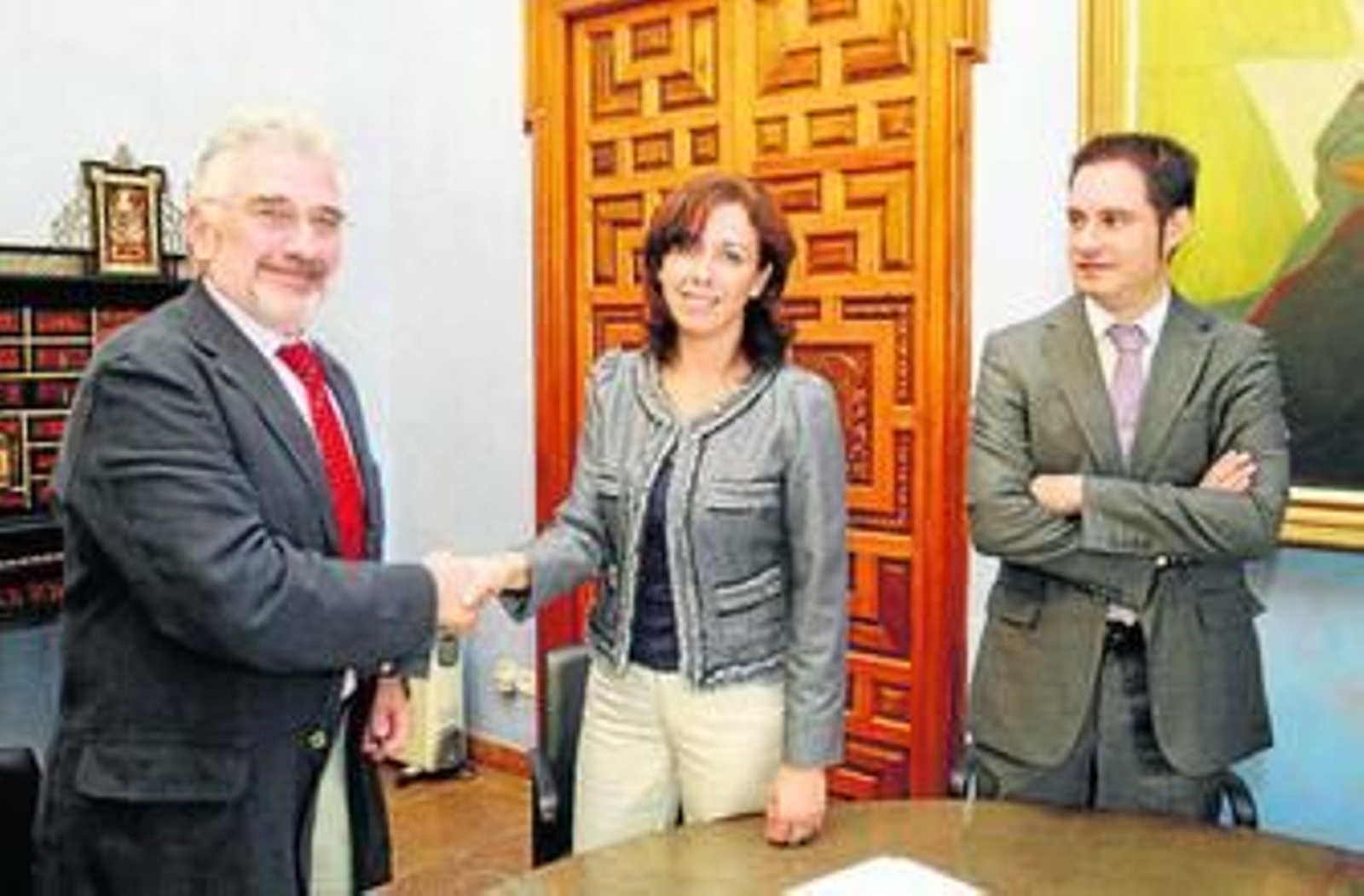 Fernández de Mesa, María Luisa Ceballos y Julio Criado tras la firma del convenio.