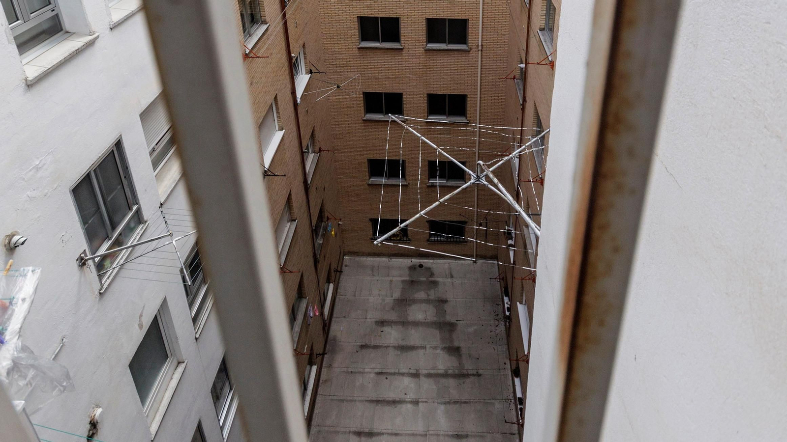 El patio por el que cayó la hija de Ana Julia Quesada en Burgos.