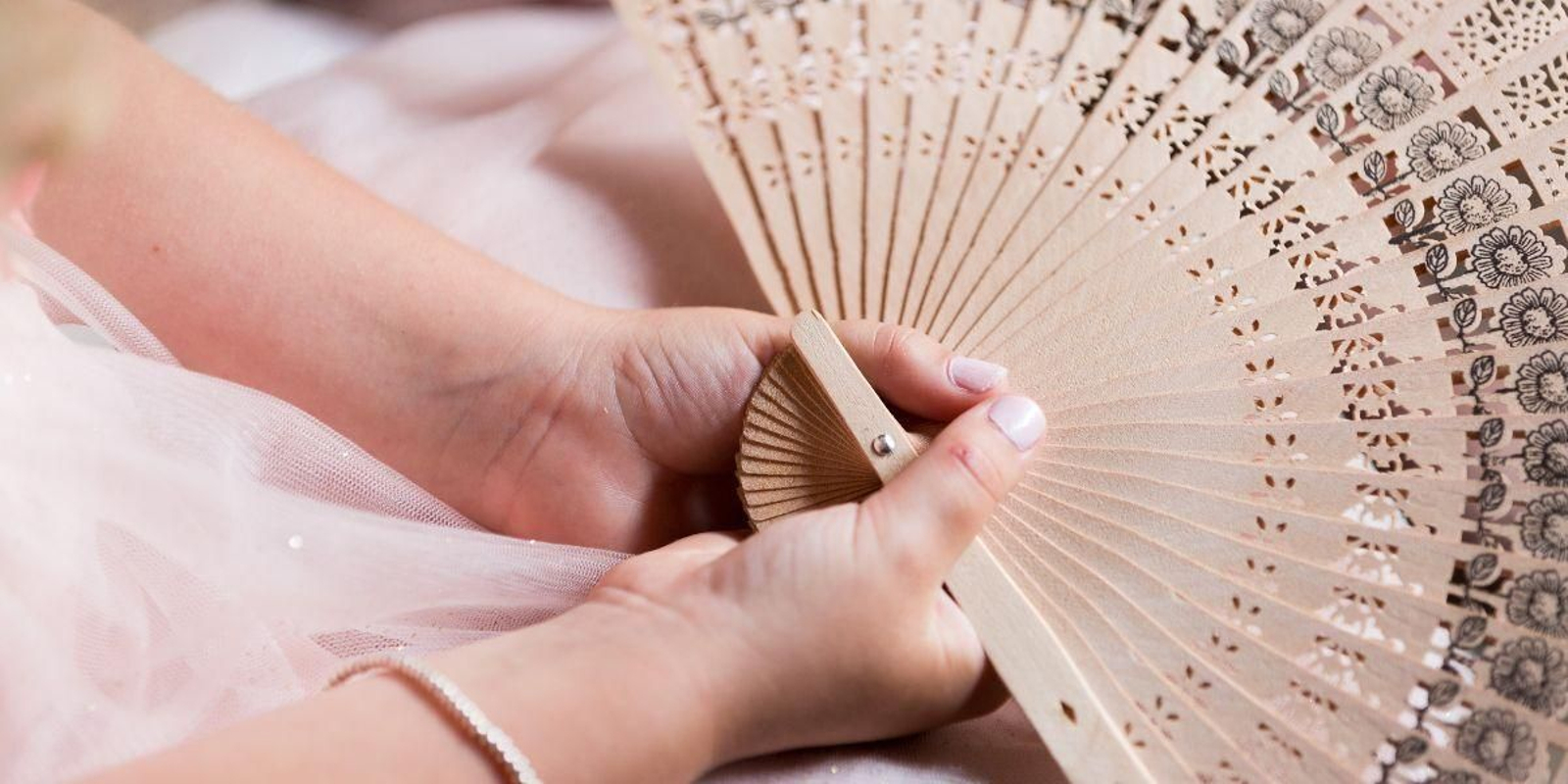 El lenguaje de los abanicos: todos los gestos que debes conocer para poder comunicarte