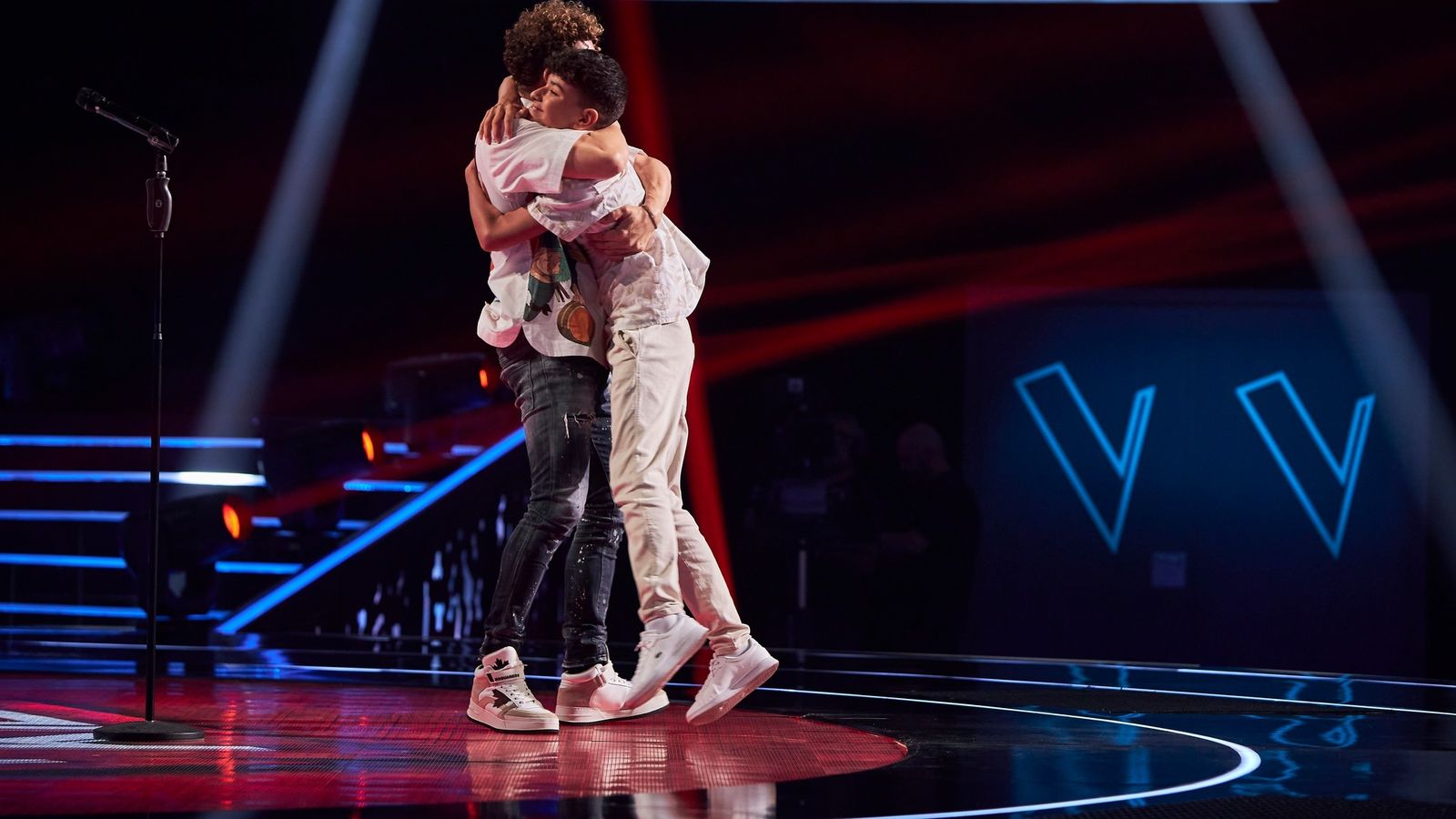 Tras tomar su decisión, el joven Juan y Bisbal se fundieron en un abrazo.