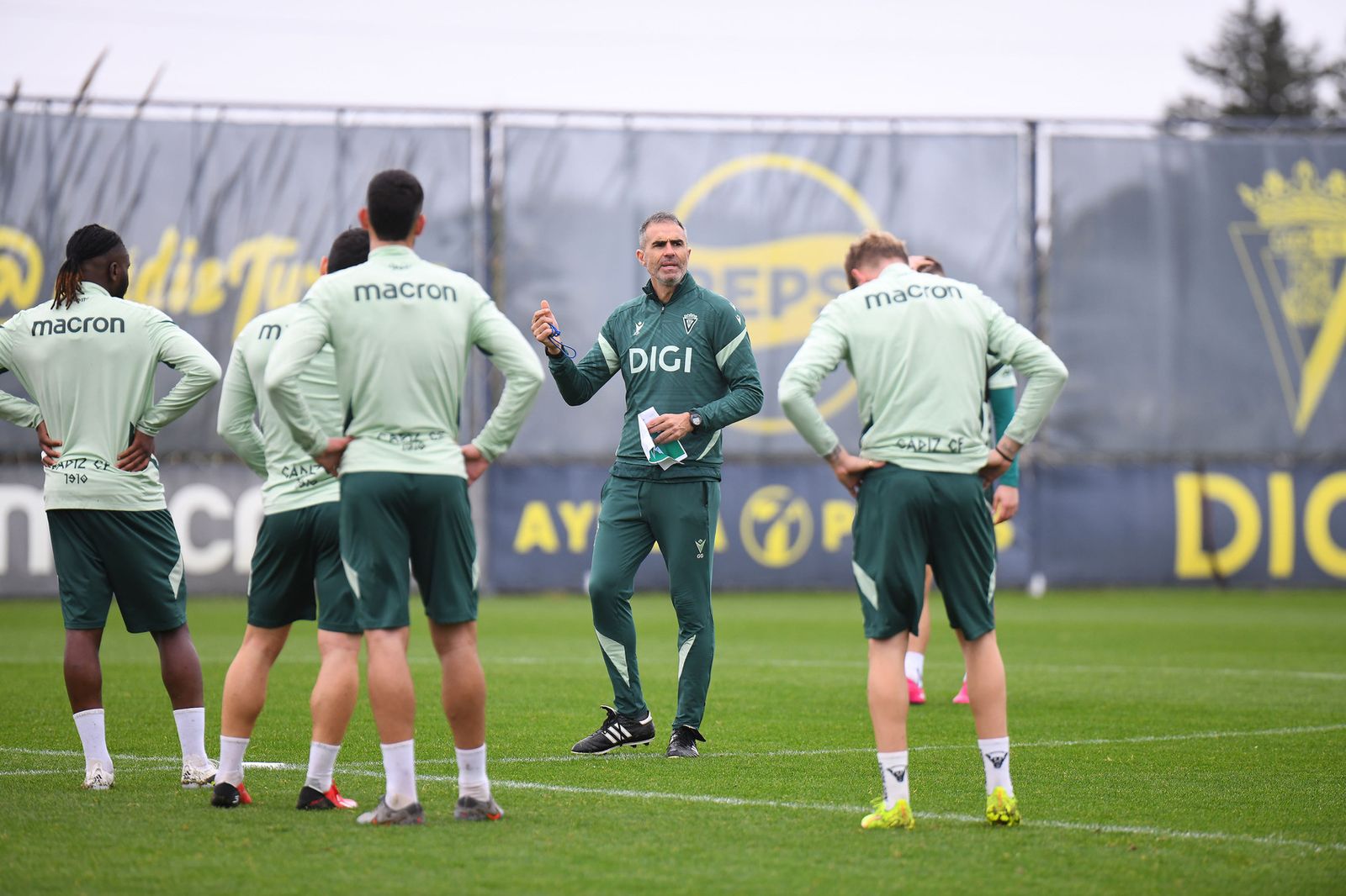 Garitano se dirige a sus jugadores en el entrenamiento de este miércoles.