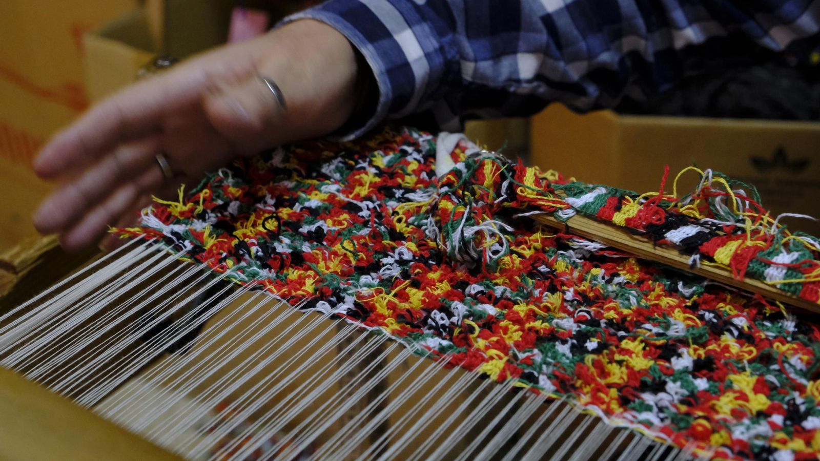 Paso de la lanzadera para hacer la alfombra.