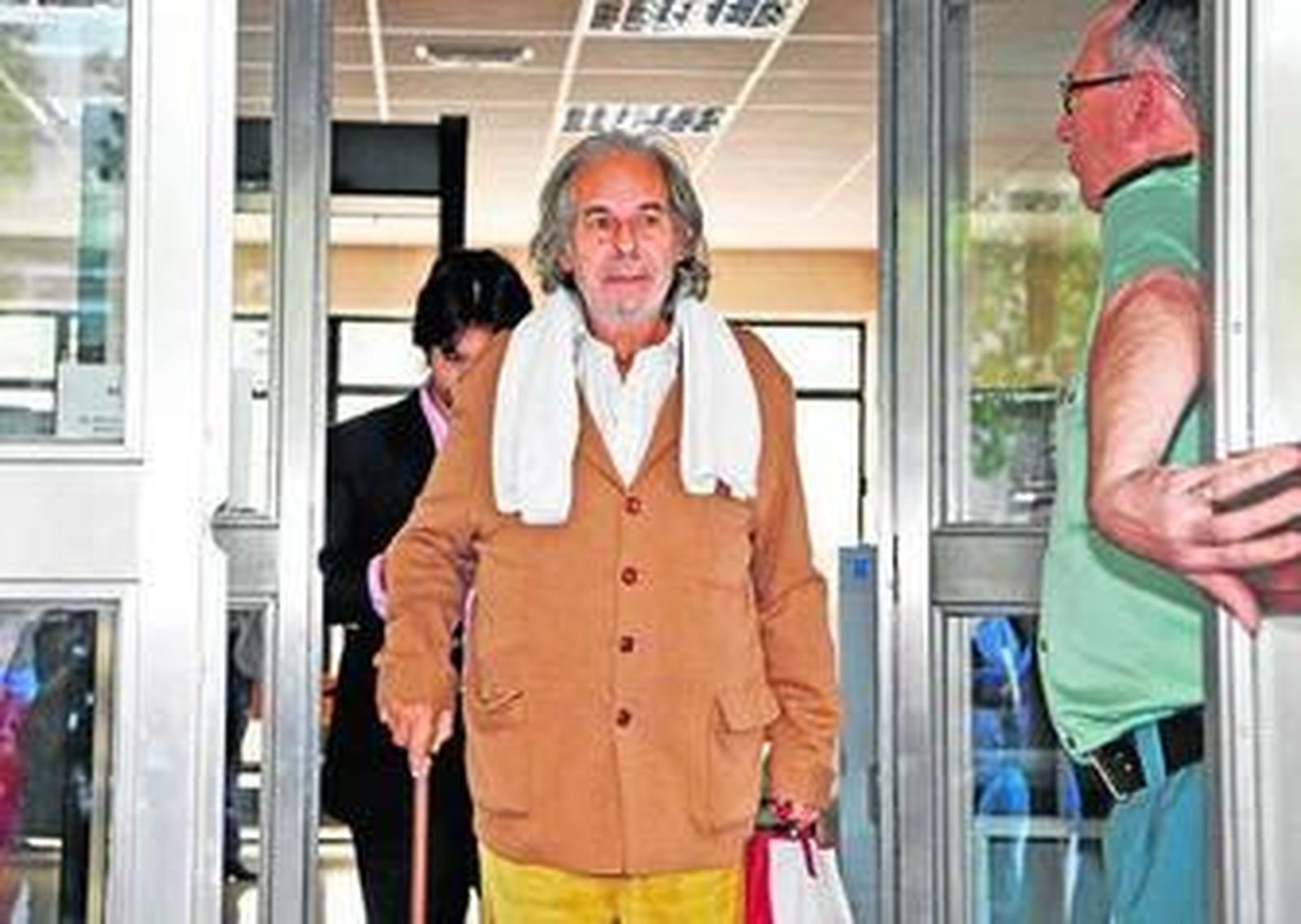 Un guardia civil le abre la puerta a Rafael de Paula el día que fue a declarar.