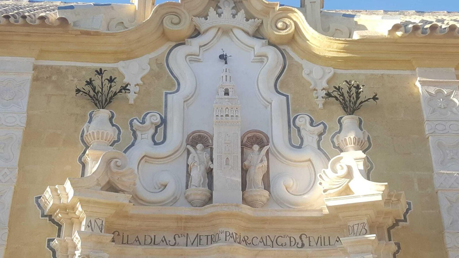 Detalle del escudo de la fachada.
