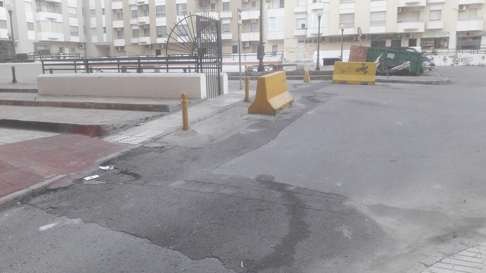 En primer plano el desagüe taponado con cemento y al fondo los bloques de hormigón y los pivotes.