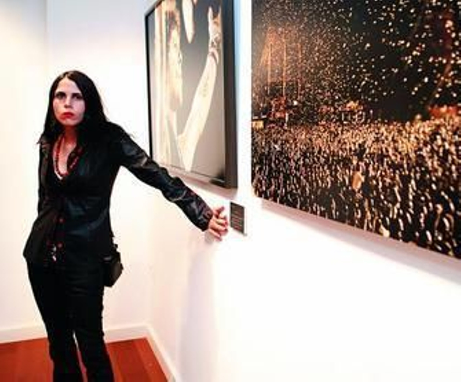 La fotógrafa Jose Girl junto a varias de sus obras.