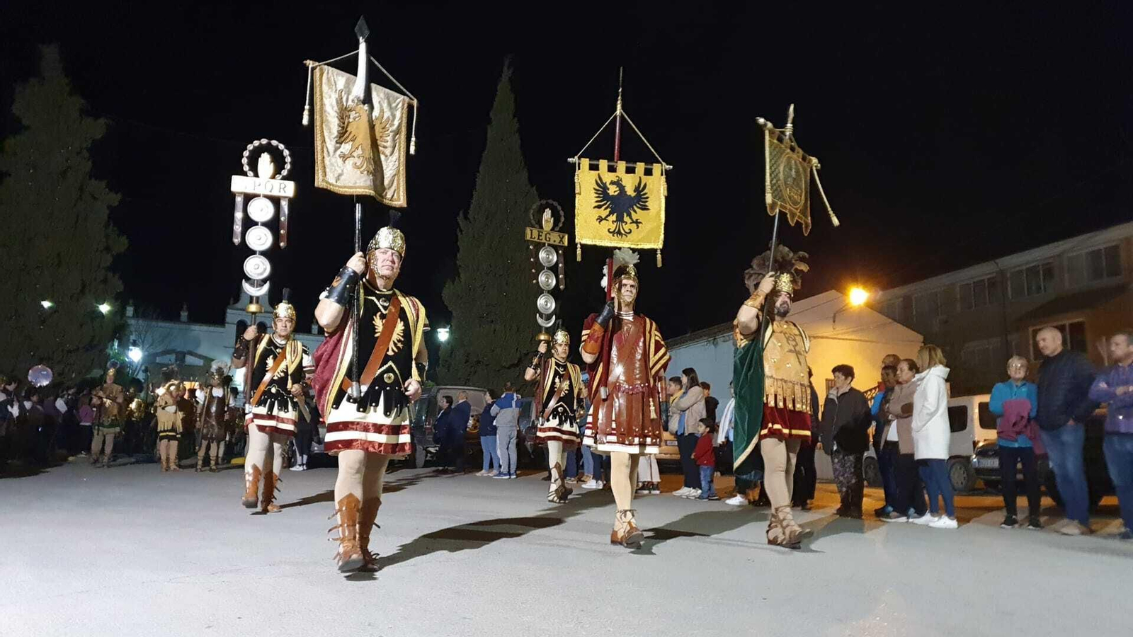 Lunes Santo en Castro del Río: La ofrenda floral de las escoltas romanas, en fotografías