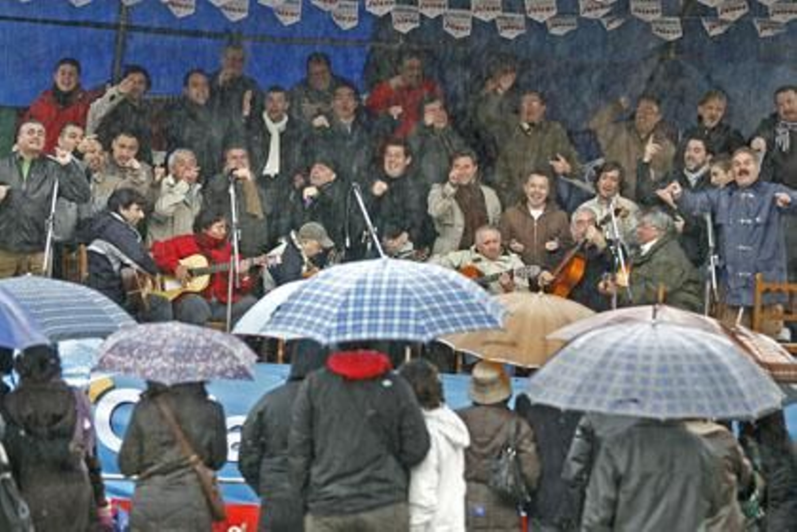 La lluvia no impidió que la ostionada siguiera adelante, actuaciones incluidas, pero sí propició la estampa de la Plaza de San Antonio casi vacía

Foto: Joaquin Pino