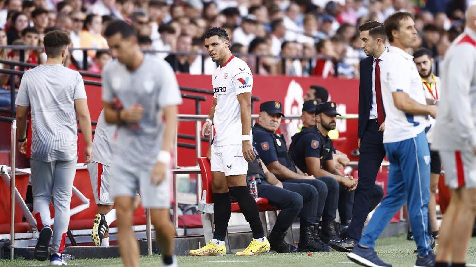 Rekik se retira del partido ante el Atlético tras caer lesionado.