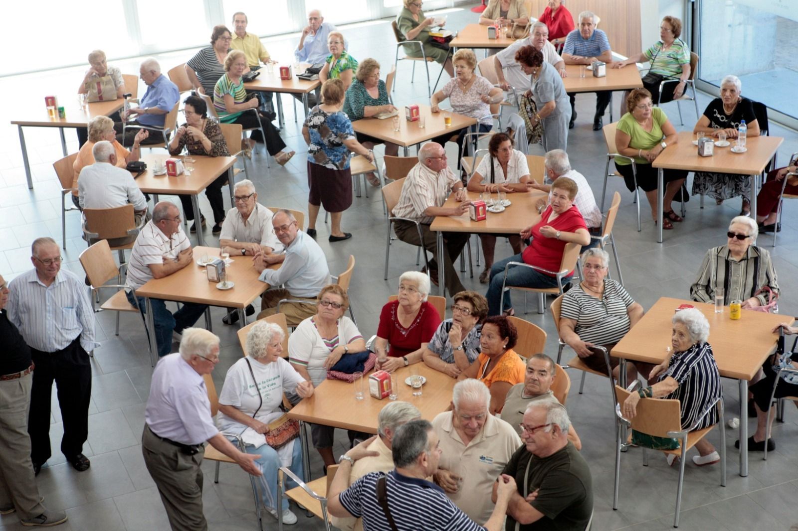 La Junta llevará la comida a domicilio a las personas mayores que comían en los centros de día