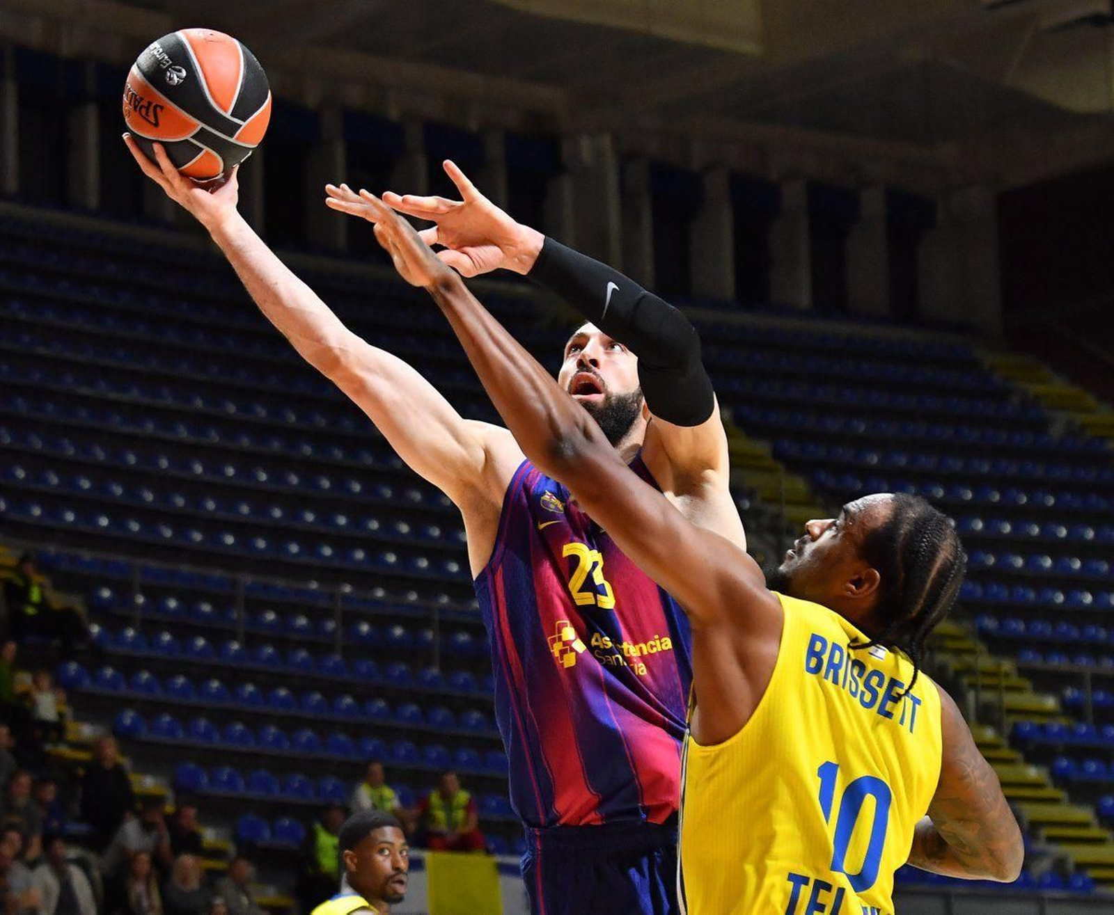 El Barça avisa al Unicaja con un contundente triunfo ante Maccabi (71-92)