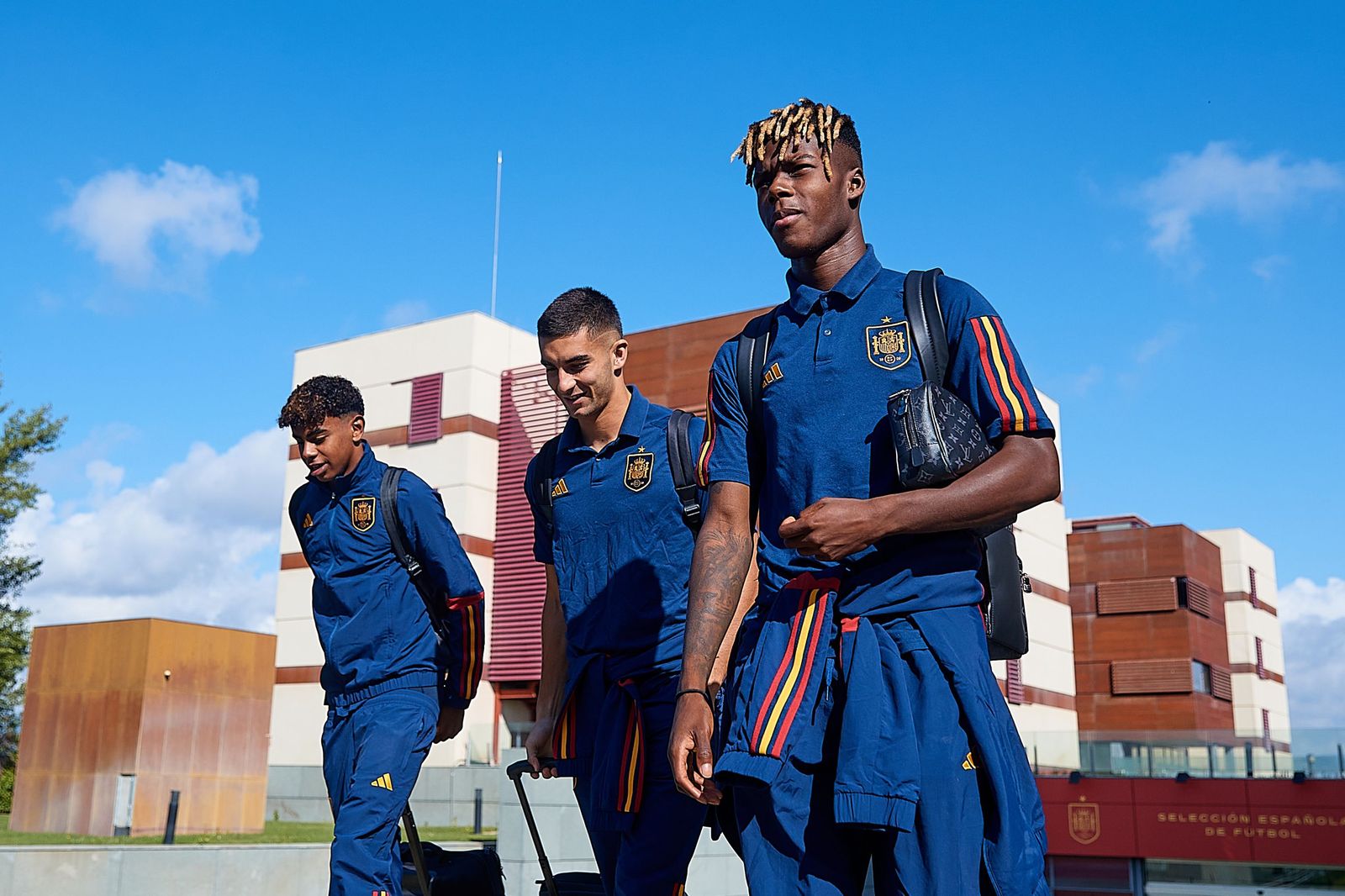 La selección española a su llegada a Granada.
