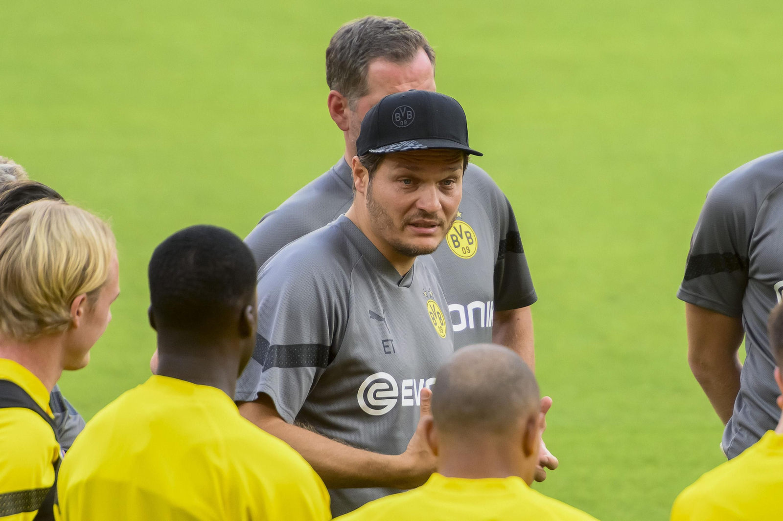Edin Terzic, entrenador del Dortmund, en el entrenamiento en el Sánchez-Pizjuán.