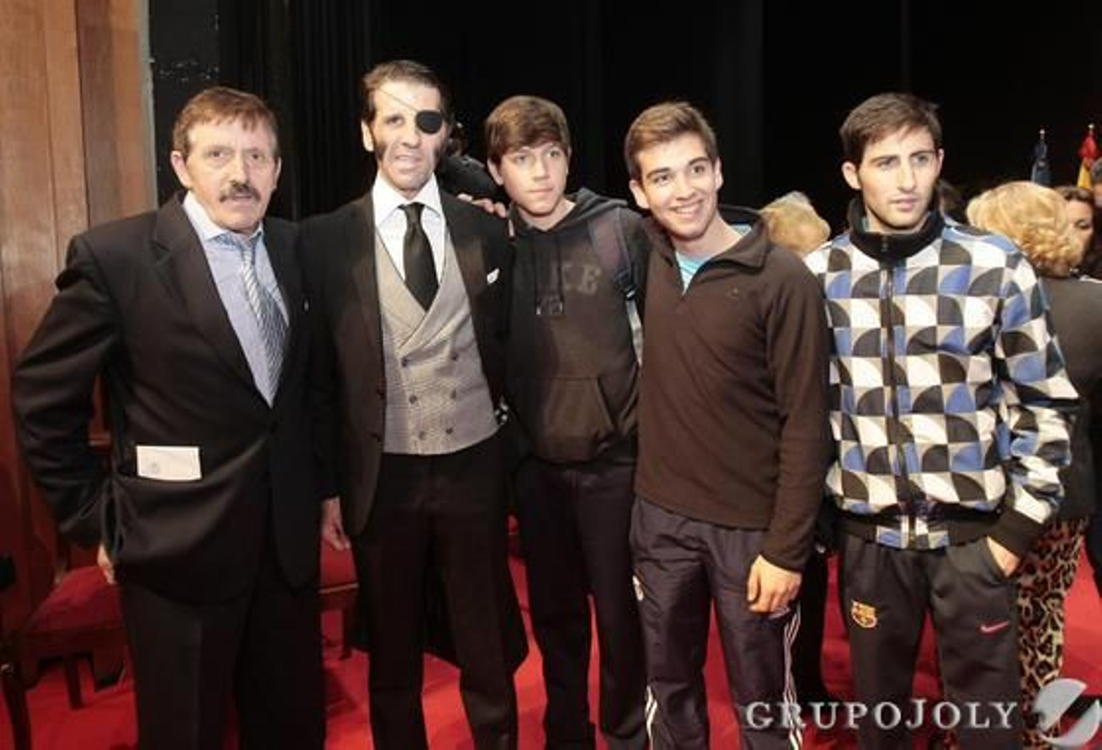 El propietario del bar Los Gallegos, de San Fernando (izq.), con Juan José Padilla y alumnos de la Escuela de Tauromaquia.

Foto: Rioja