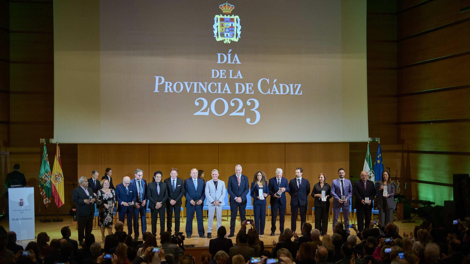 Foto de familia con todos los premiados en el Día de la Provincia de Cádiz
