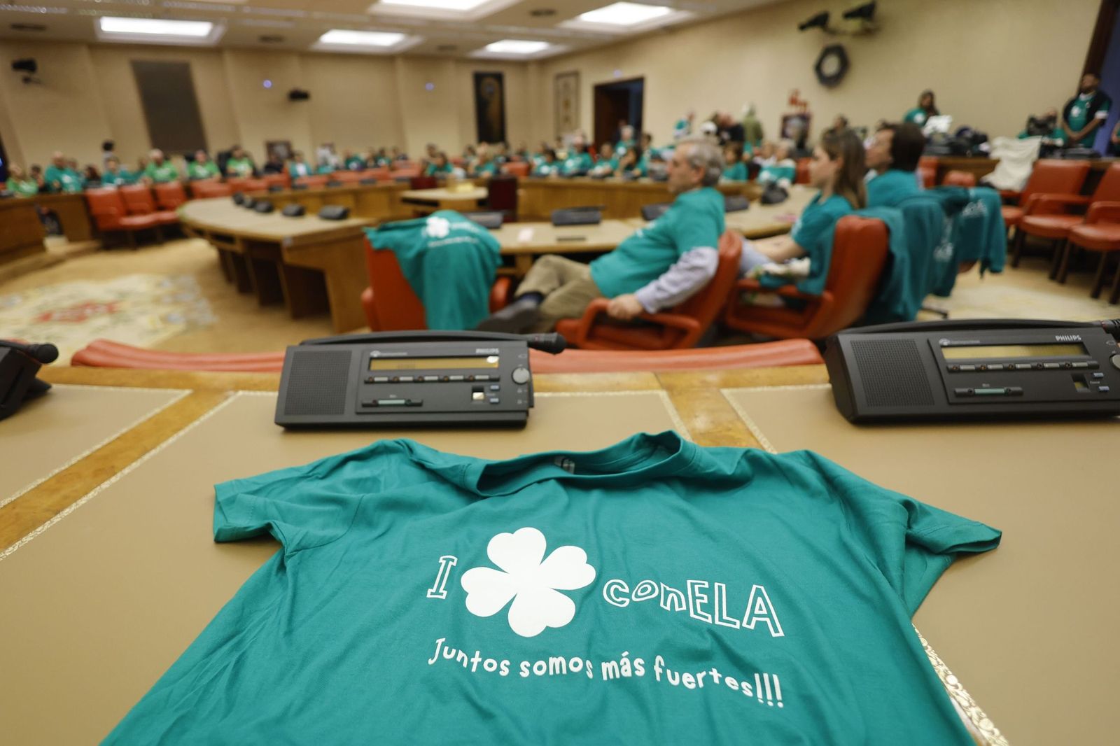 Enfermos de ELA y acompañantes presencian desde una sala contigua el pleno del Congreso de los Diputados que aprobó la ley ELA.