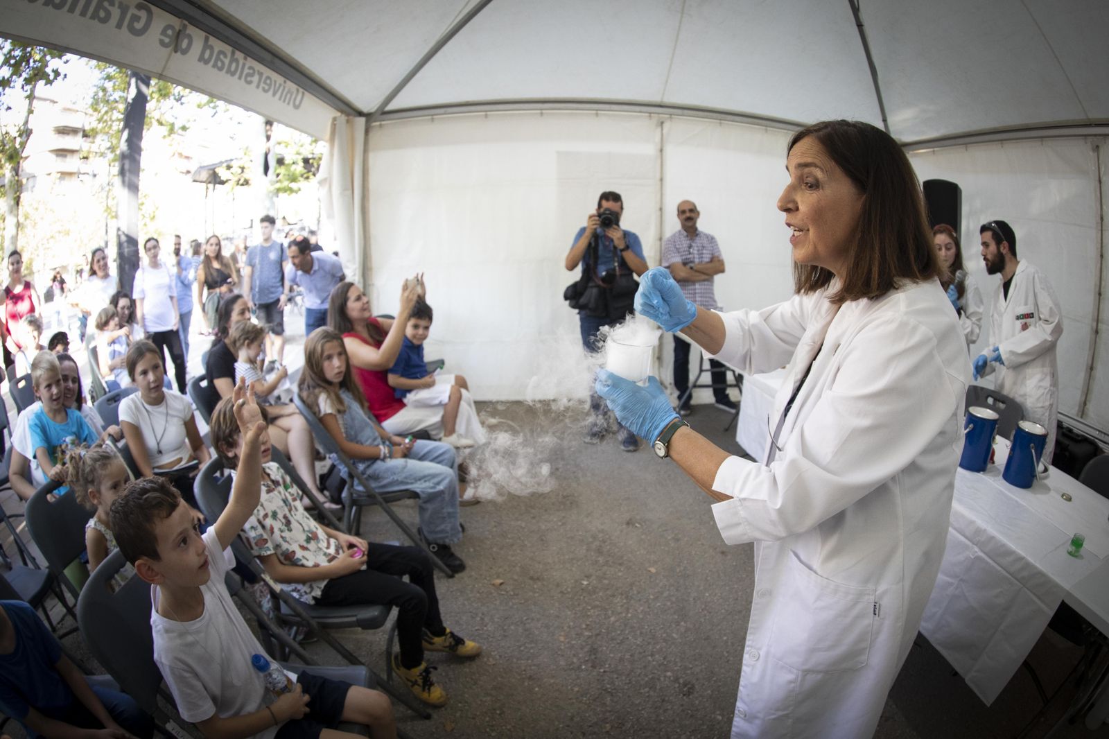 Así ha sido la Noche de los investigadores en Granada