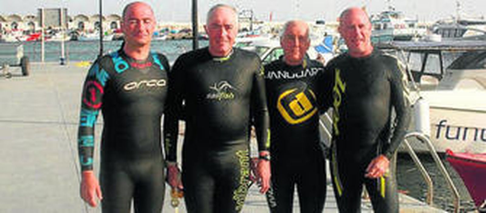 Los cuatro nadadores, ayer en Tarifa.