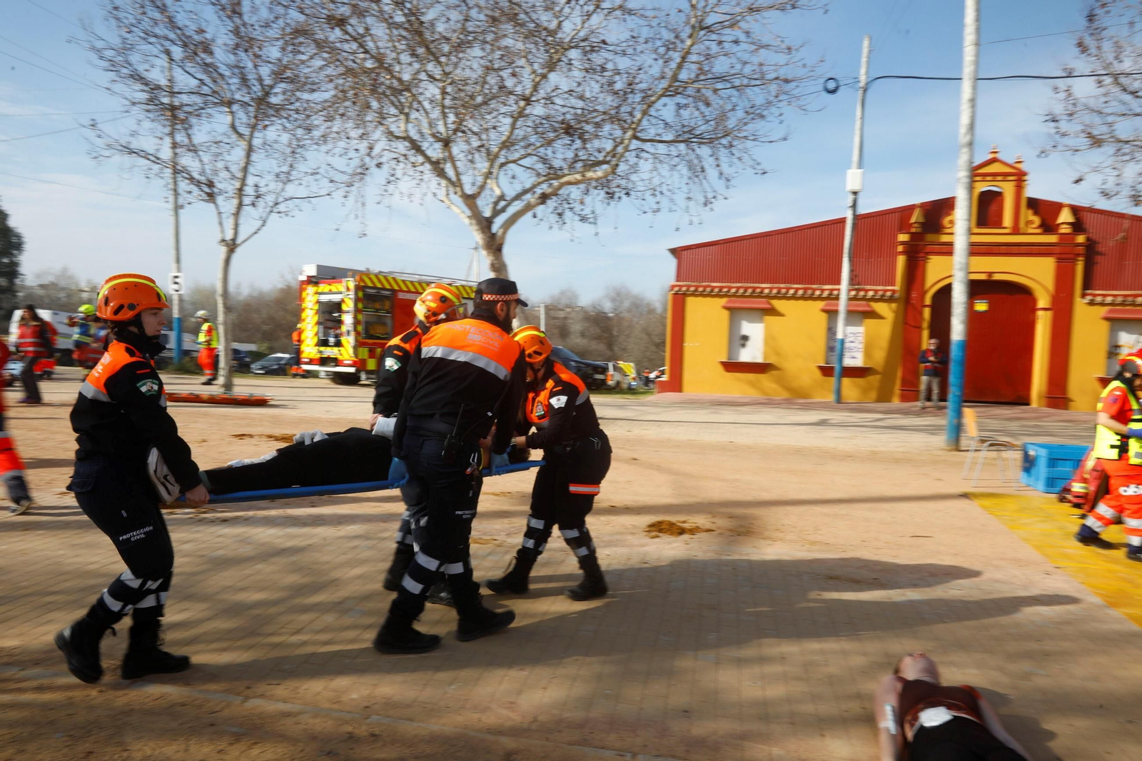El simulacro de actuación ante una explosión en la Feria de Córdoba, en imágenes