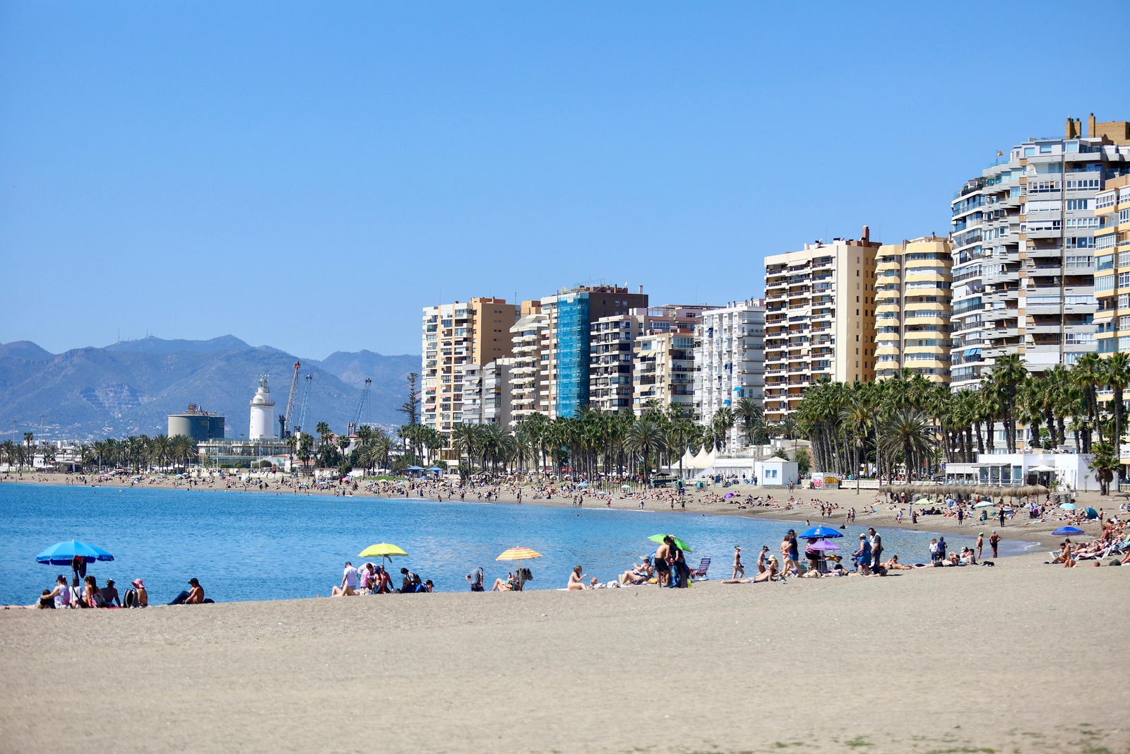 Los 'domingueros' llenan las playas para aprovechar el verano adelantado, en fotos