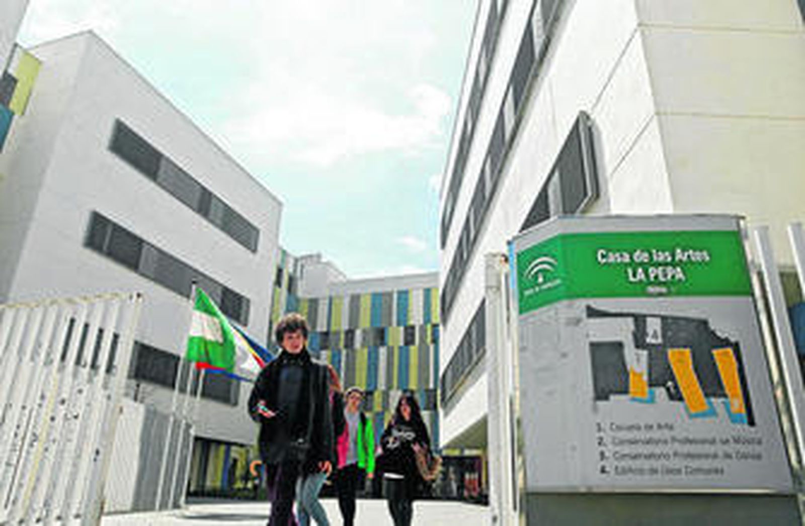 Alumnos saliendo de la Casa de las Artes.