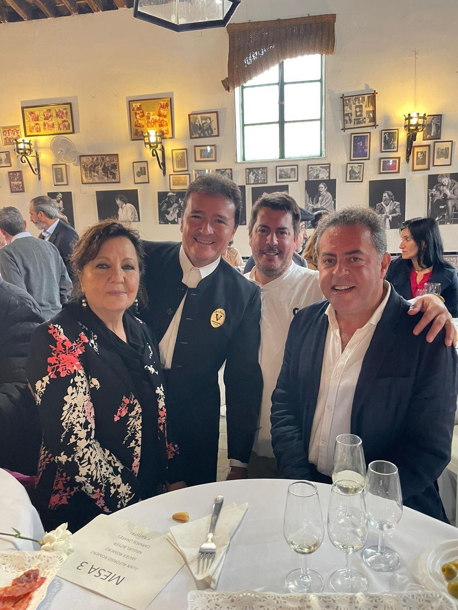 Carmen Linares y Juan Alfonso Romero con Jesús Rubiales, venenciador de arte y el chef Carlos Herrero de Restaurante Cuchara de Palo.
