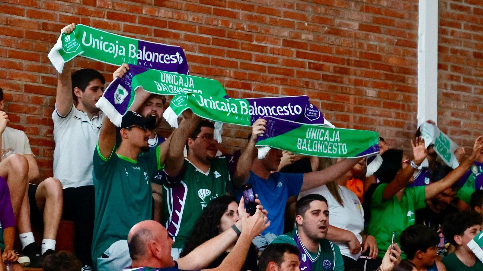 La locura en Los Guindos: ¡Búscate durante la final de BCL del Unicaja!