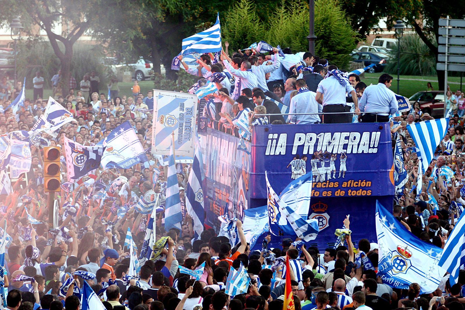 La afición del Recre recibe en las calles de Huelva al autobús del Recreativo de Huelva.
