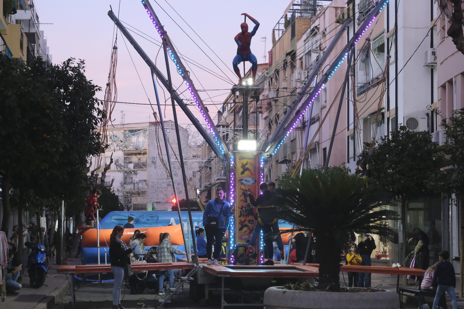 La gran fiesta de Pretardebuena en el barrio de la Viñuela de Córdoba, en fotografías