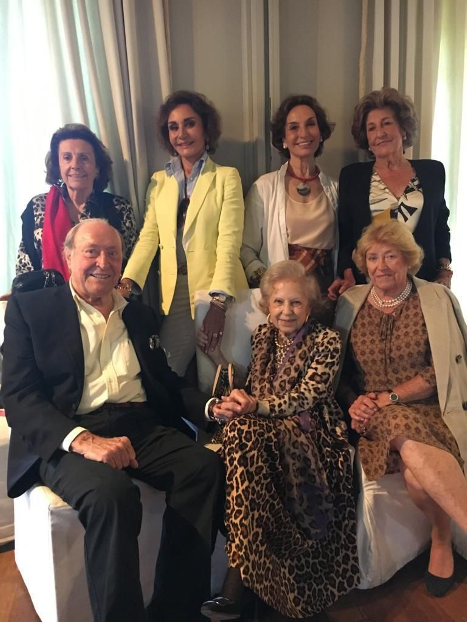 La marquesa de Saltillo con Tomás Terry, las hermanas Abascal, Mayda Valdenebro, Marta Tassara y Cristina Terry.