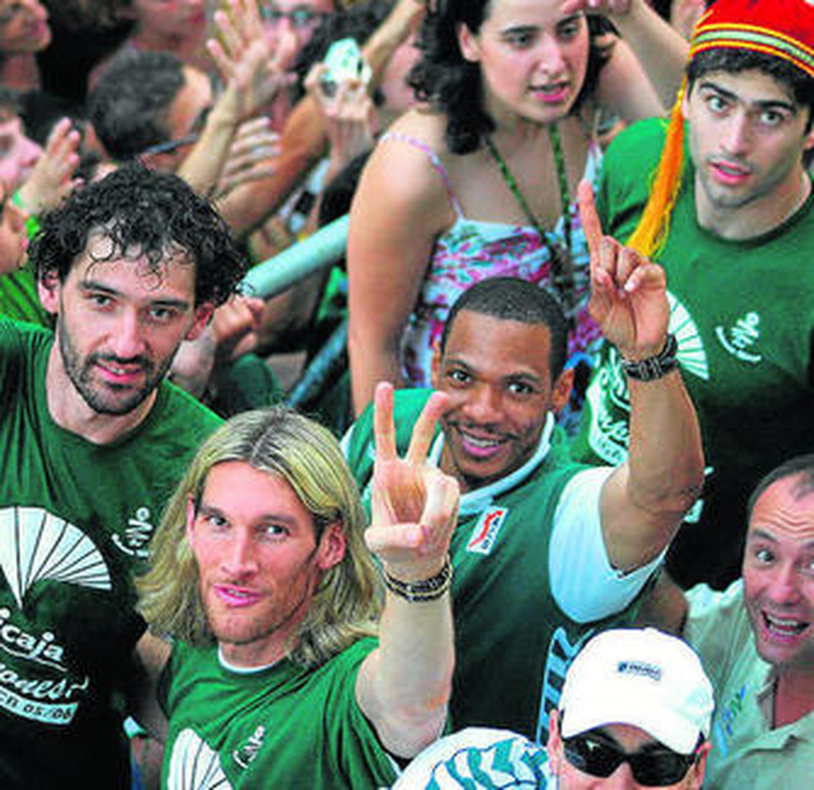 Marcus Brown y Walter Herrmann celebran el título ACB.
