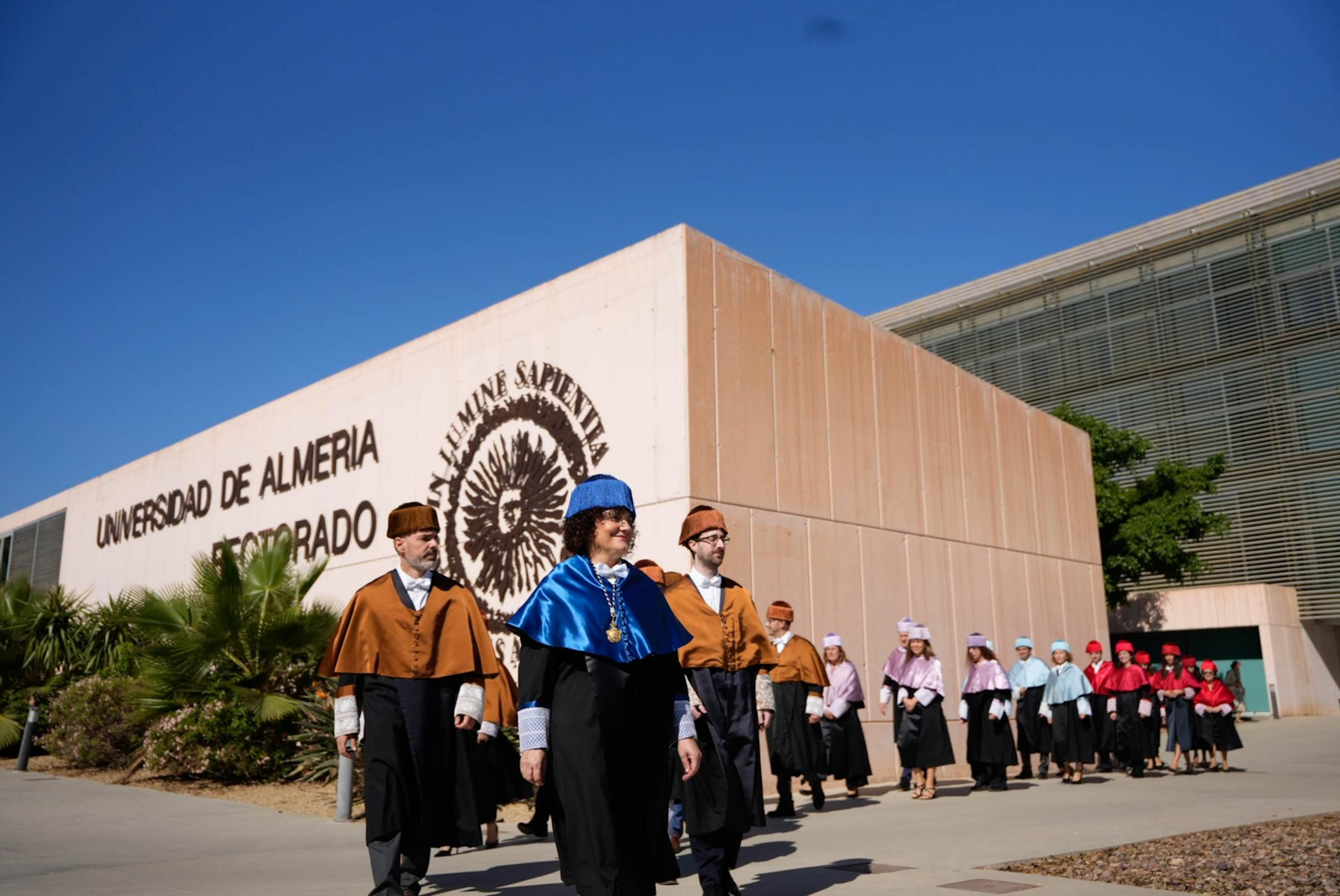 Desfile de los doctores desde el Rectorado.