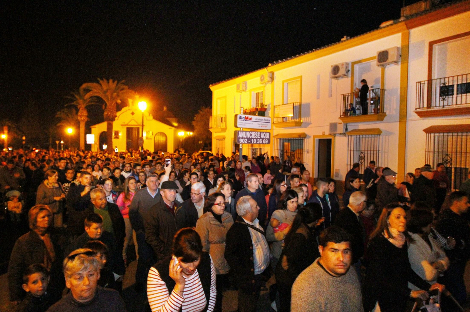 La concentración para pedir un nuevo párroco en Moguer, en imágenes