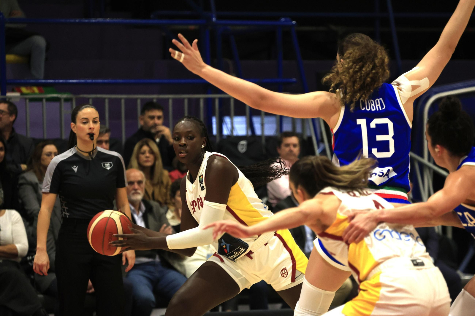 Fotos del partido y ambiente en el España-Italia del Torneo Internacional de Baloncesto Femenino en La Línea