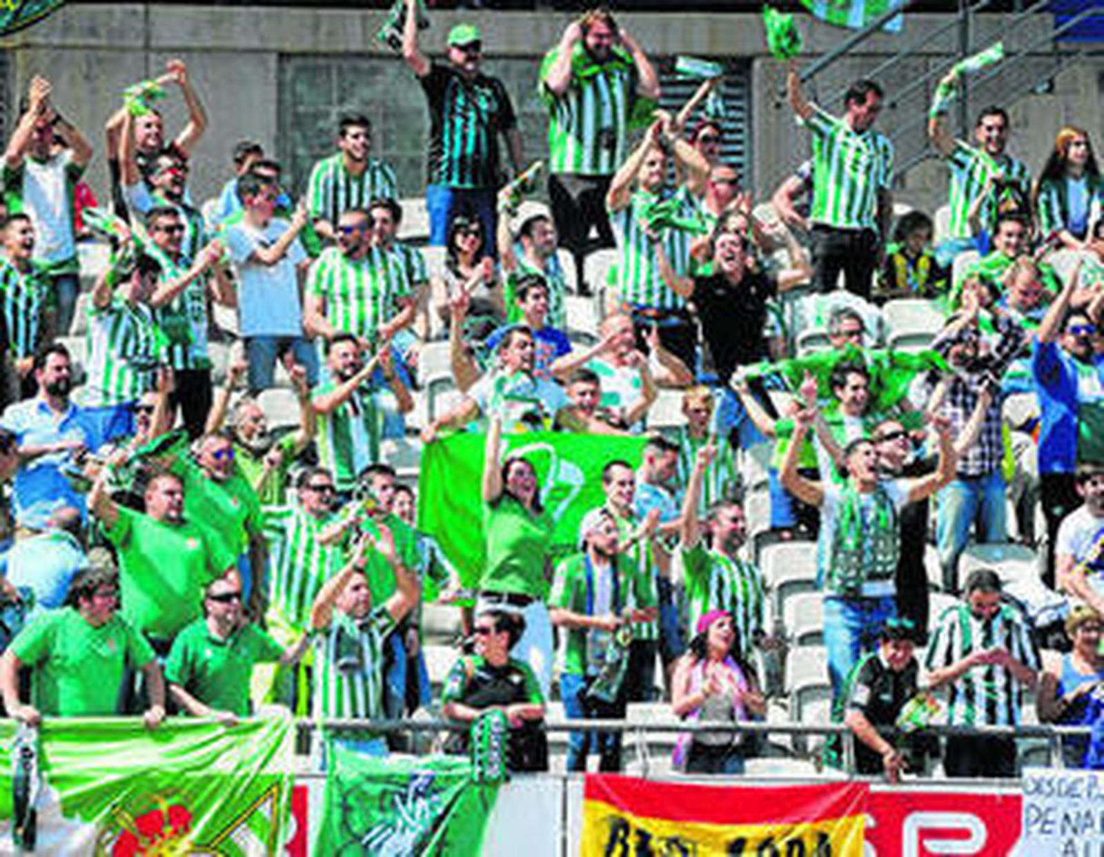 Dani Ceballos, Rubén Castro, Jorge Molina y Portillo celebran el primer gol bético.