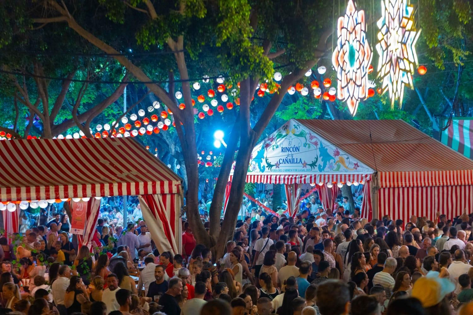 Lleno en el parque Almirante Laulhé durante la primera noche de la Feria del Carmen y de la Sal, en San Fernando Lleno en el parque Almirante Laulhé durante la primera noche de la Feria del Carmen y de la Sal, en San Fernando