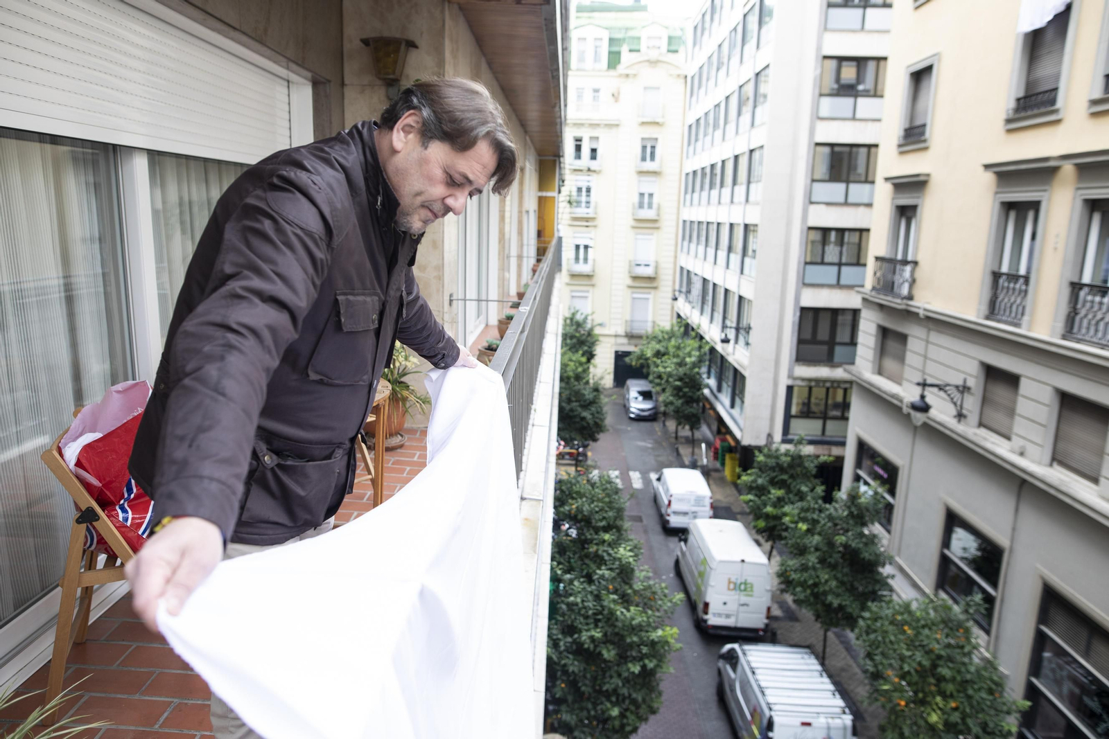 El Comité de Afectados por el Ruido de Granada vuelve a sacar las sábanas blancas a los balcones de Ganivet