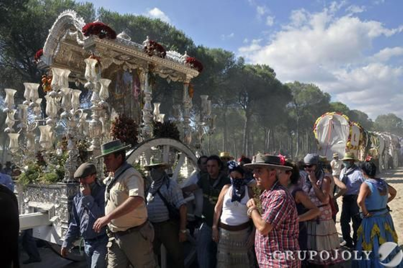 La Hermandad del Rocío de Triana a su paso por la Raya Real antes de llegar a la aldea almonteña.

Foto: Juan Carlos Vázquez