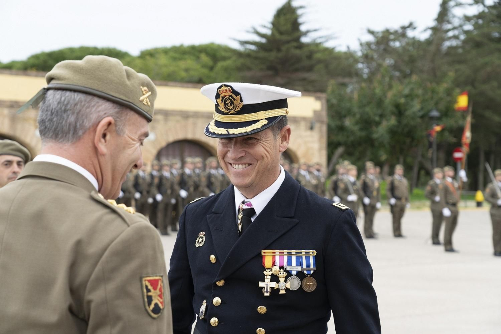 El capitán de fragata Jaime Boloix Tortosa, Jefe del Mando de las Unidades de la Fuerza de Acción Marítima de Cádiz, ha sido distinguido con el título de Artillero de Honor por el RACTA-4 de San Fernando