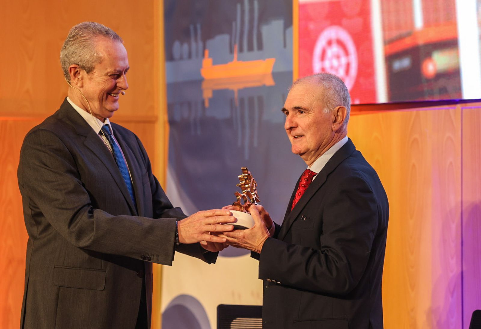 Fotografías del Día de la Industria en Andalucía 2026 y entrega el Premio Aiqbe a la Trayectoria Industrial a Juan Manuel Díaz del Valle