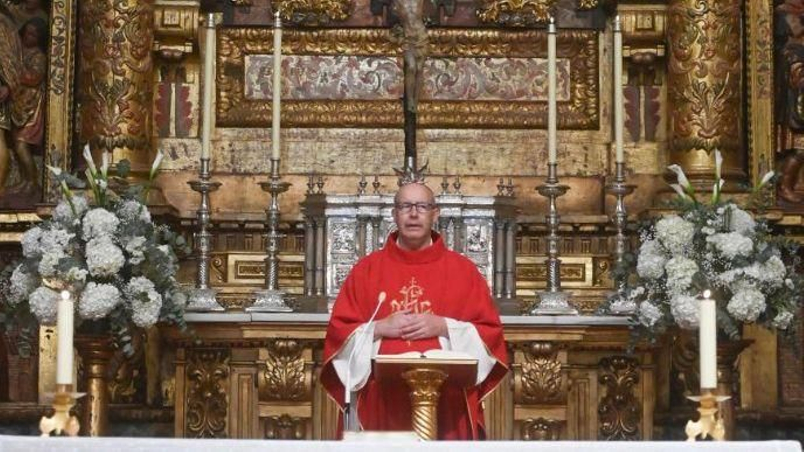 Monseñor Satué dando su primera Eucaristía