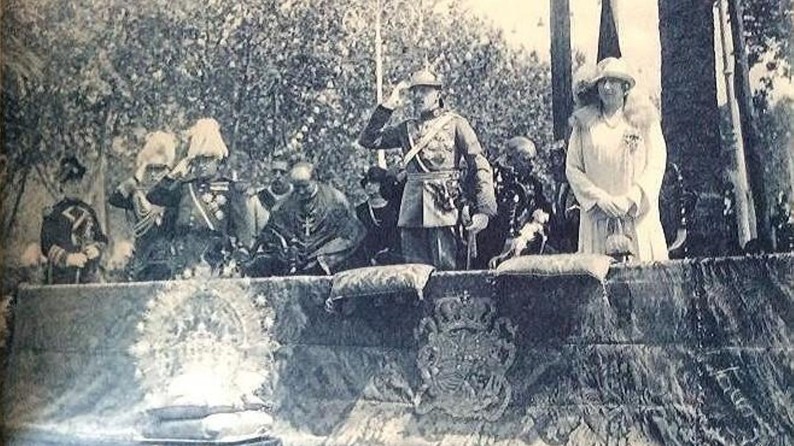 Tribuna de la Familia Real junto al jerezano y jefe del Directorio Militar D. Miguel Primo de Rivera.