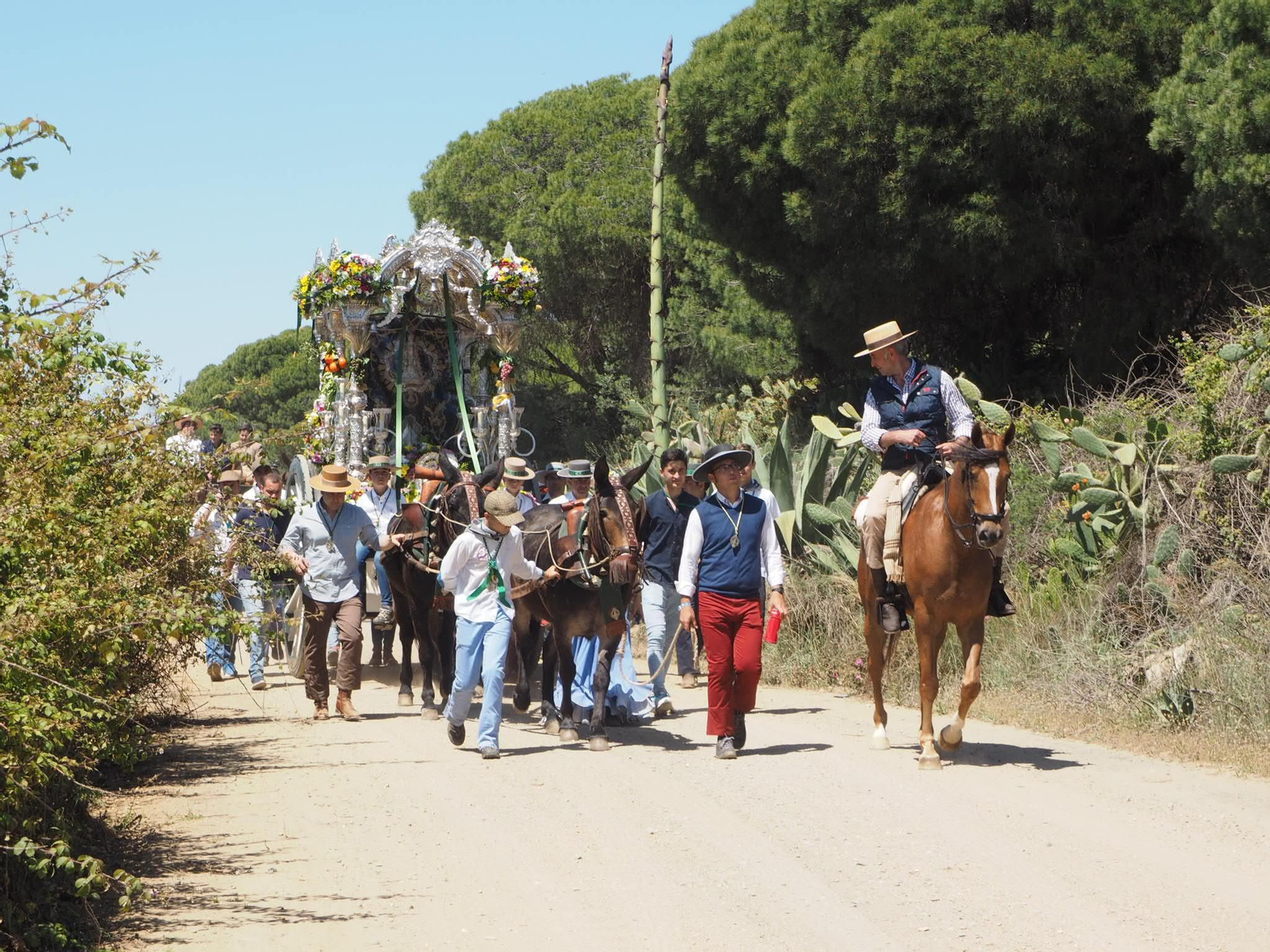 Carreta con el simpecado de la Hermandad del Rocío de Ayamonte.