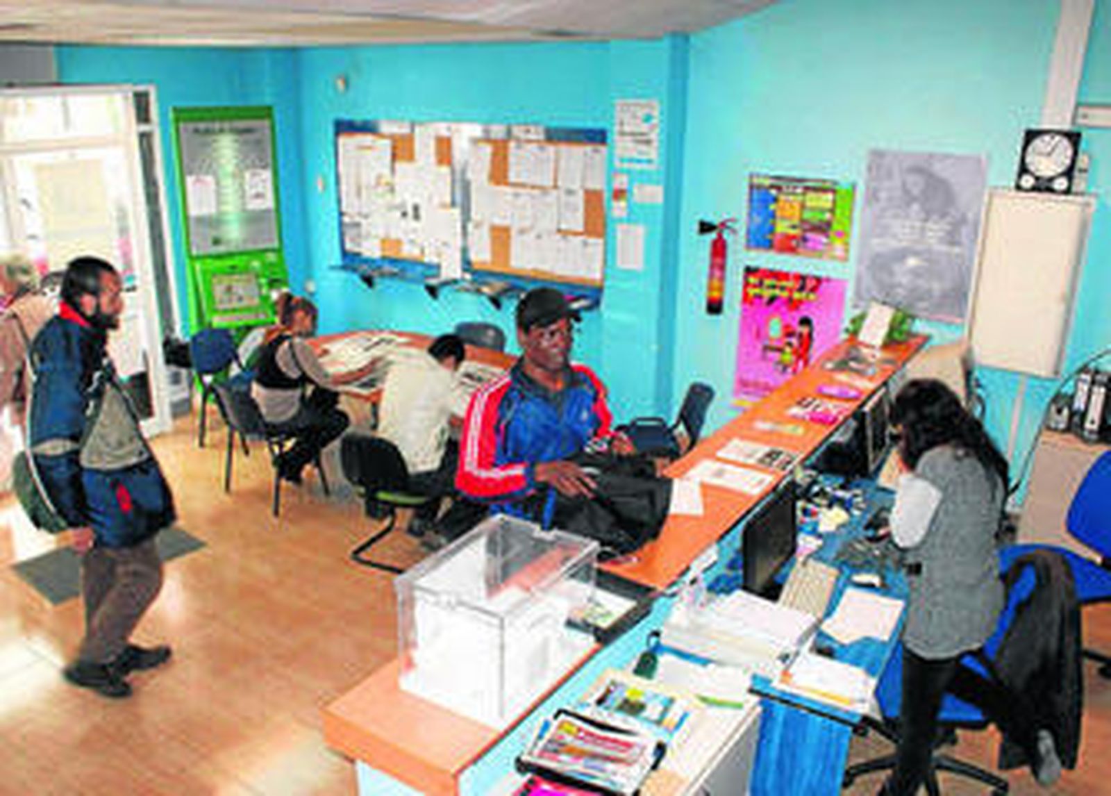 Varias personas reciben asesoramiento en la sede de Arrabal.