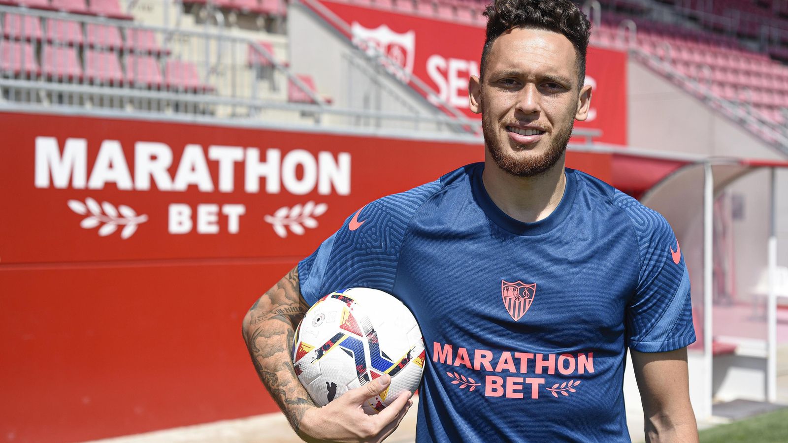 El argentino, con un balón en el estadio Jesús Navas.