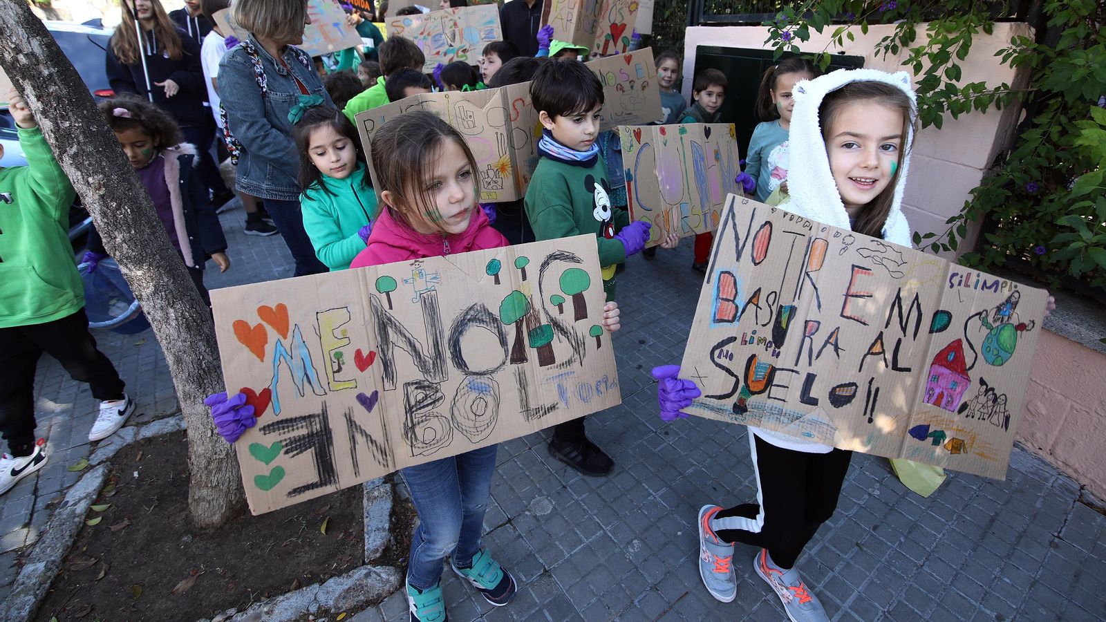 Algunos escolares con las pancartas reivindicativas.