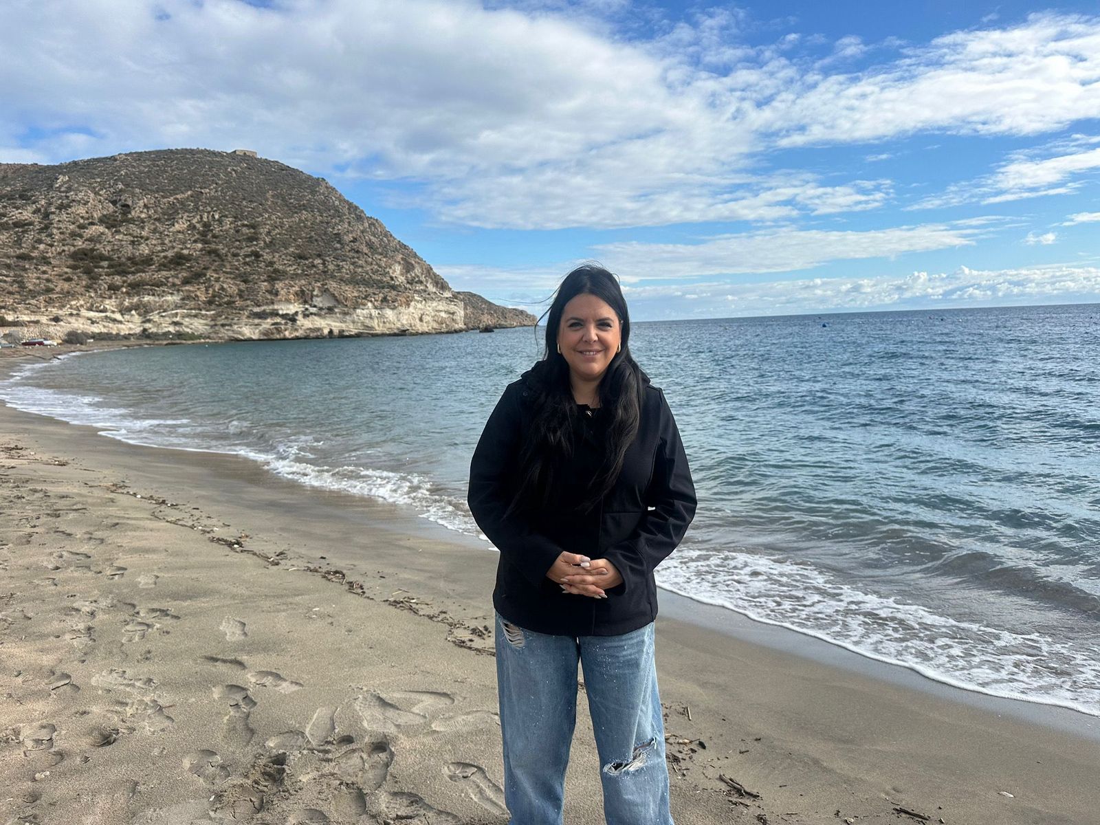 Mónica Morales en una de las playas afectadas en Cabo de Gata.