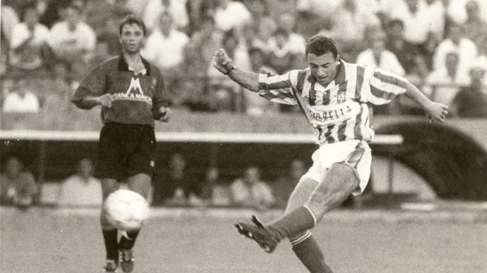 Un joven Ángel Cuéllar golpea el balón con Stosic al fondo.